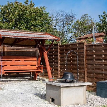 Romantic Jacuzzi Hideaway Near Heviz Rezi エクステリア 写真
